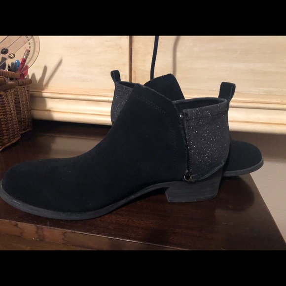 Toms black booties too big for me! - Picture 3 of 5